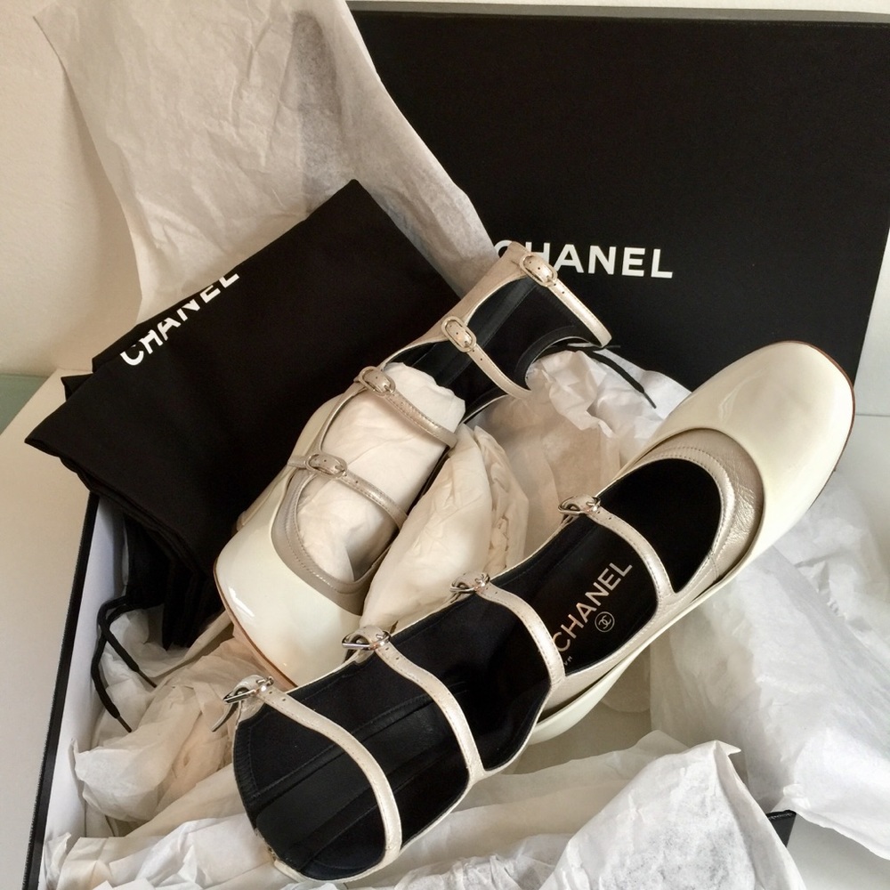 RARE NWT CHANEL WHITE PATENT PUMP WITH LAMBSKIN GLADIATOR INSET - Picture 12 of 13